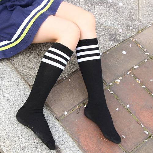 Students wear three-striped sports socks that don’t reach the knees. Children’s stockings for Children’s Day. Football socks wholesale.
