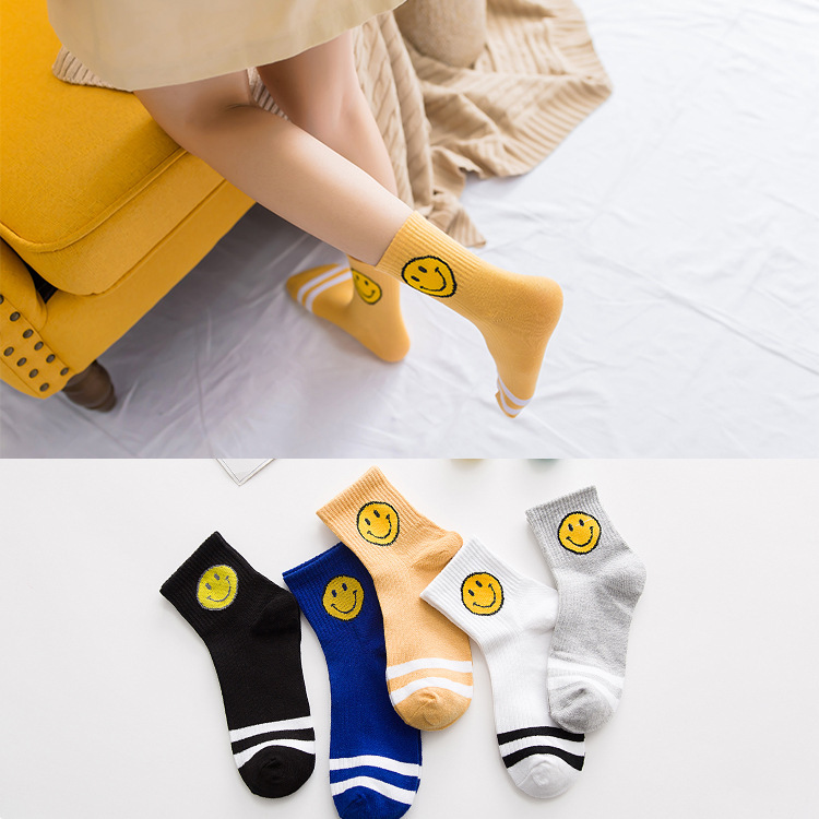 Japanese and Korean version casual cartoon smile face female socks breathable two stripes sports women mid-calf socks factory wholesale