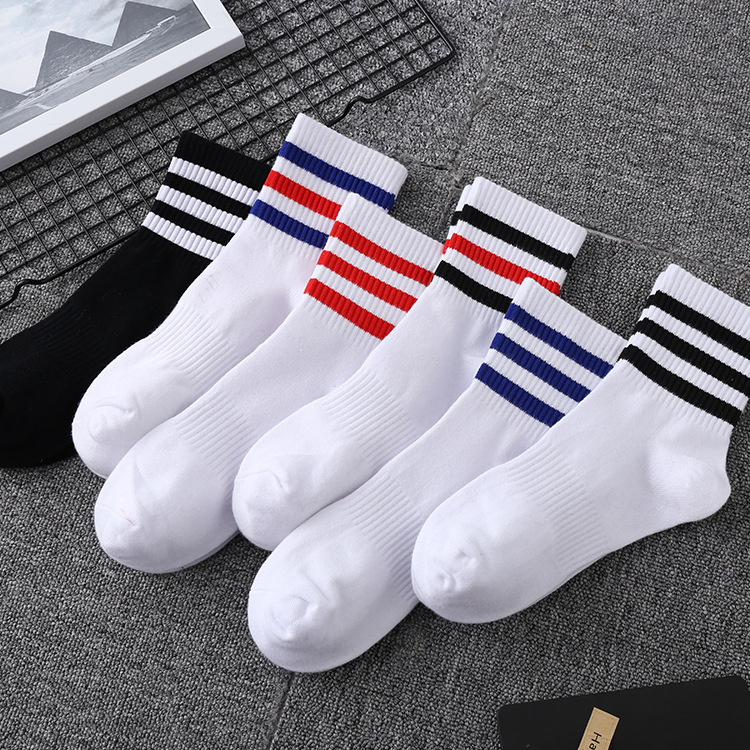 Étal de rue quatre saisons nouvelles chaussettes étudiantes à trois bandes chaussettes mi-mollet polyvalentes chaussettes de sport rayées fabricant pour hommes adultes en gros_voghion.com