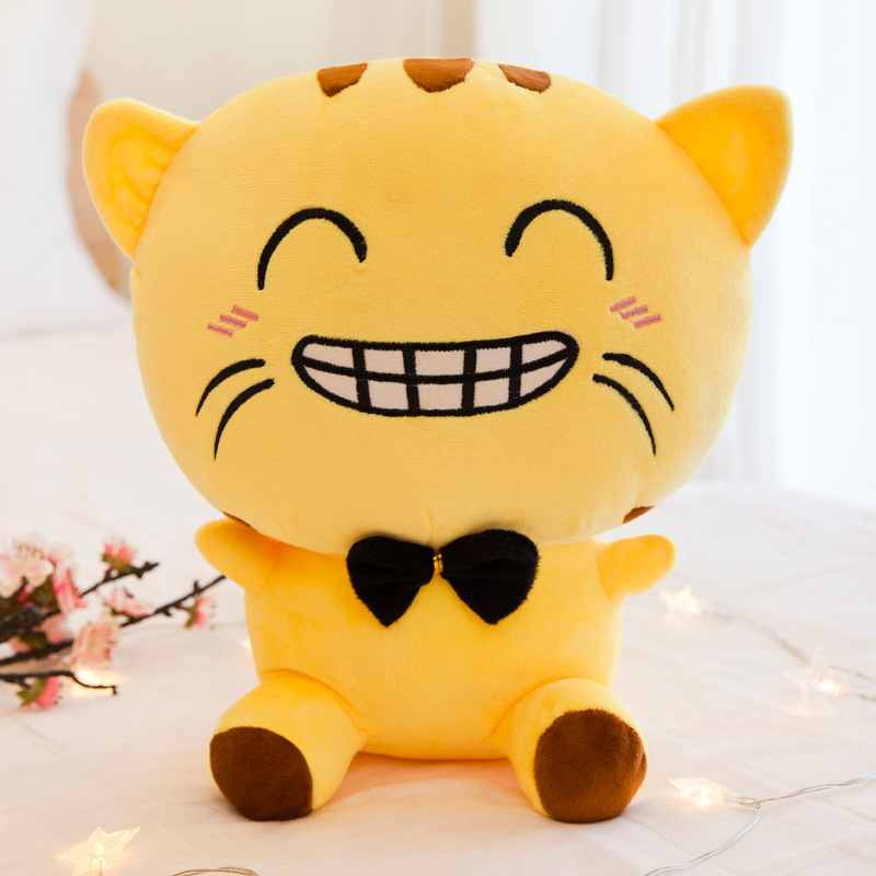 Yellow teeth big face cat