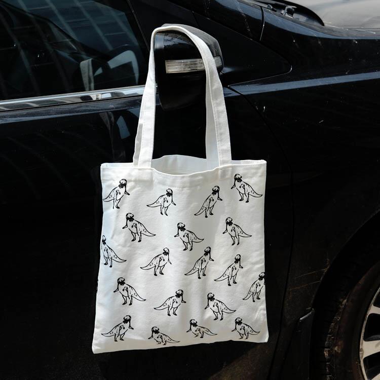 2020 nuevo bolso de lona artístico simple Zheng Xiujing aeropuerto mismo Estilo negro pequeño dinosaurio bolsa de lona para mujeres