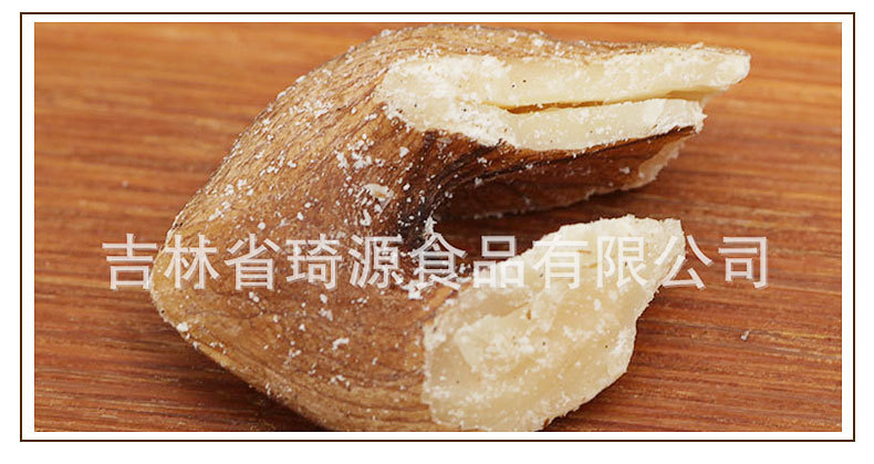 Low Temperature Baked Peeled Walnut Kernels Hickory Walnut Pieces Original Flavor 500g in use