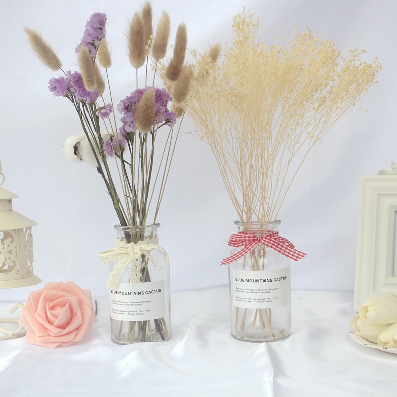 Accessoires photo style nordique : bouquet de fleurs séchées, fond mural, décoration intérieure, poses._voghion.com