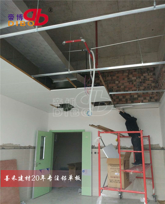 加油站防风铝条扣 办公楼铝天花铝扣板 广告牌U85条扣