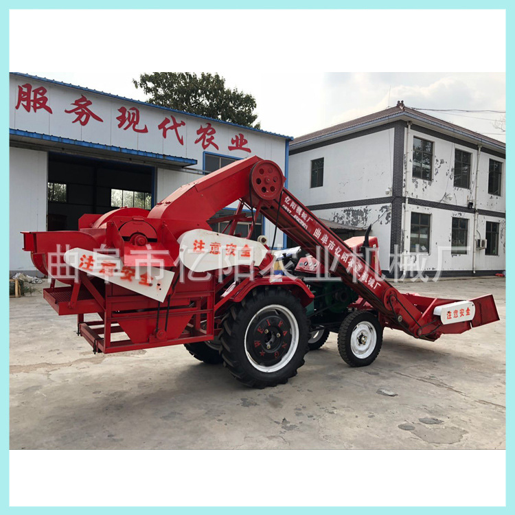 高产量剥皮脱粒机 自动上料脱粒机厂家 河南自走式玉米脱粒机图片