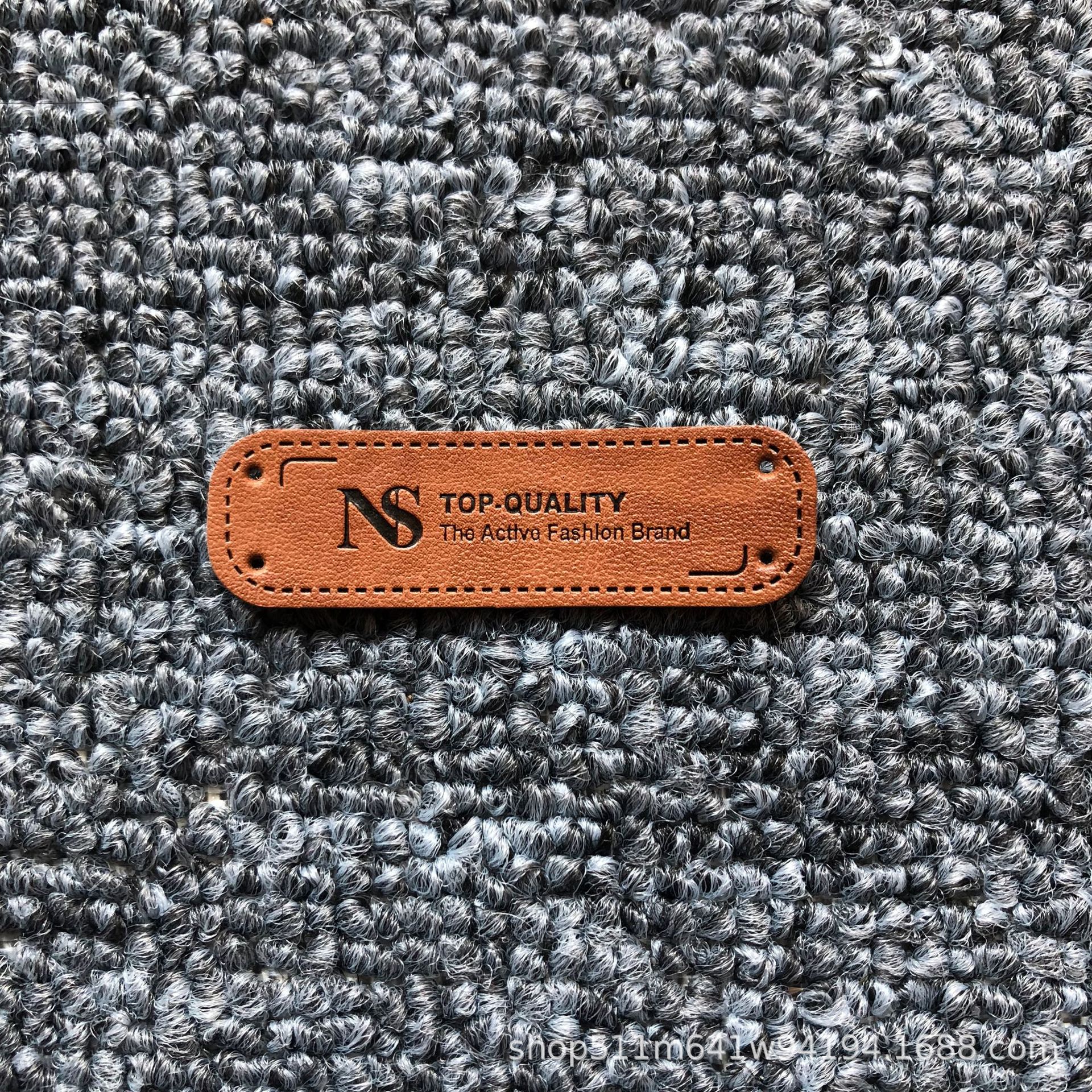 Los fabricantes suministran ropa para hombres y mujeres en stock Logotipo de cuero de PU Logotipo de cuero que hace accesorios de ropa sombrero etiqueta pequeña