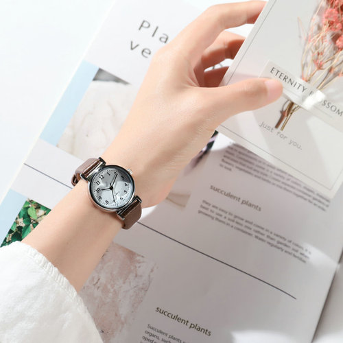 Unique Korean women's small watch female compact mini student Korean version simple trend fashion casual retro