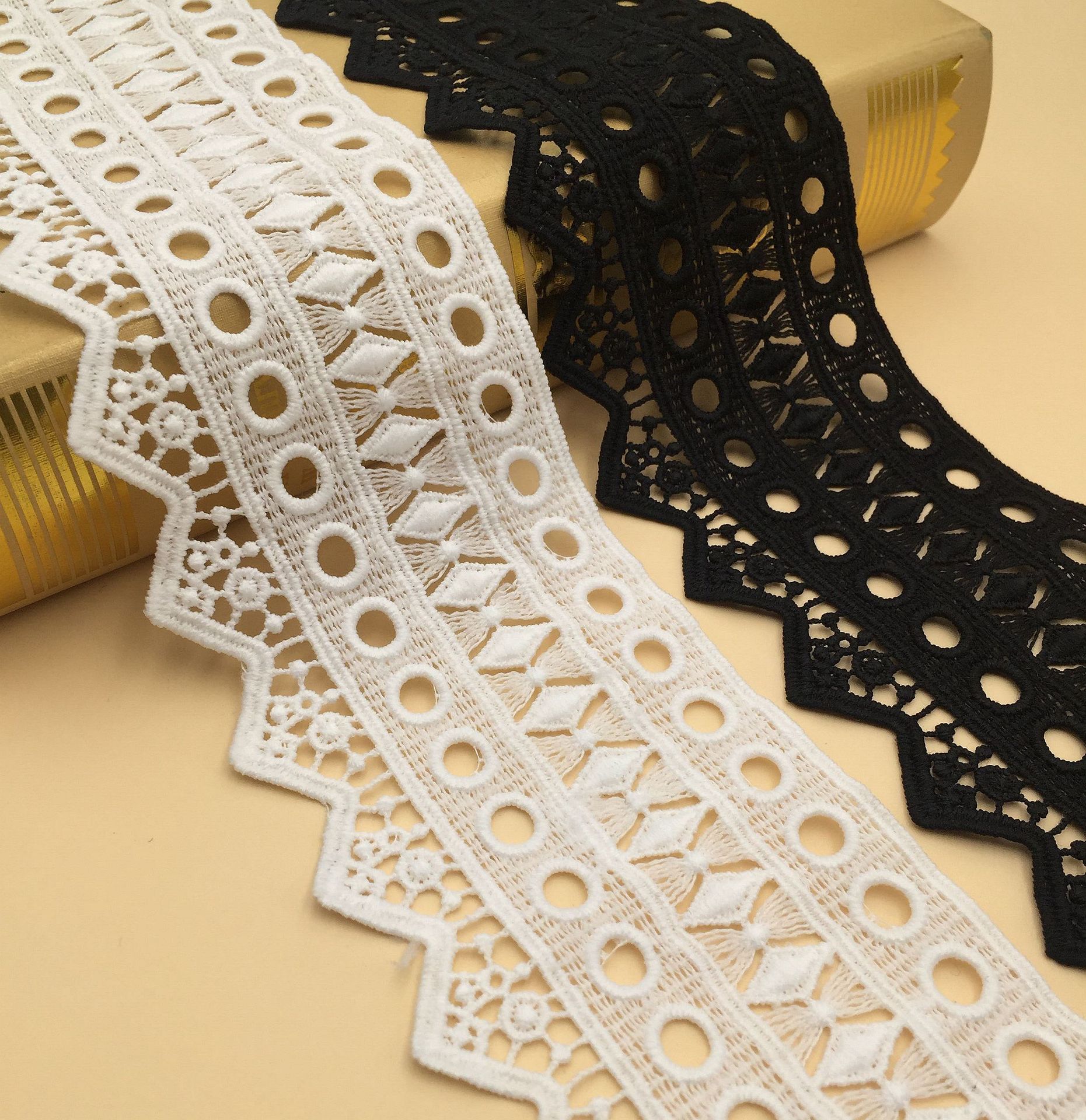 厂家现货牛奶丝水溶刺绣花边 电脑刺绣单边波浪蕾丝条码服装辅料