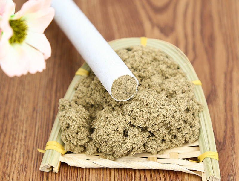 Handmade Moxa Sticks Ai Tiao 35:1 Pure Moxa Wool Rolls 18x200mm for Moxibustion Home and Studio Use in use