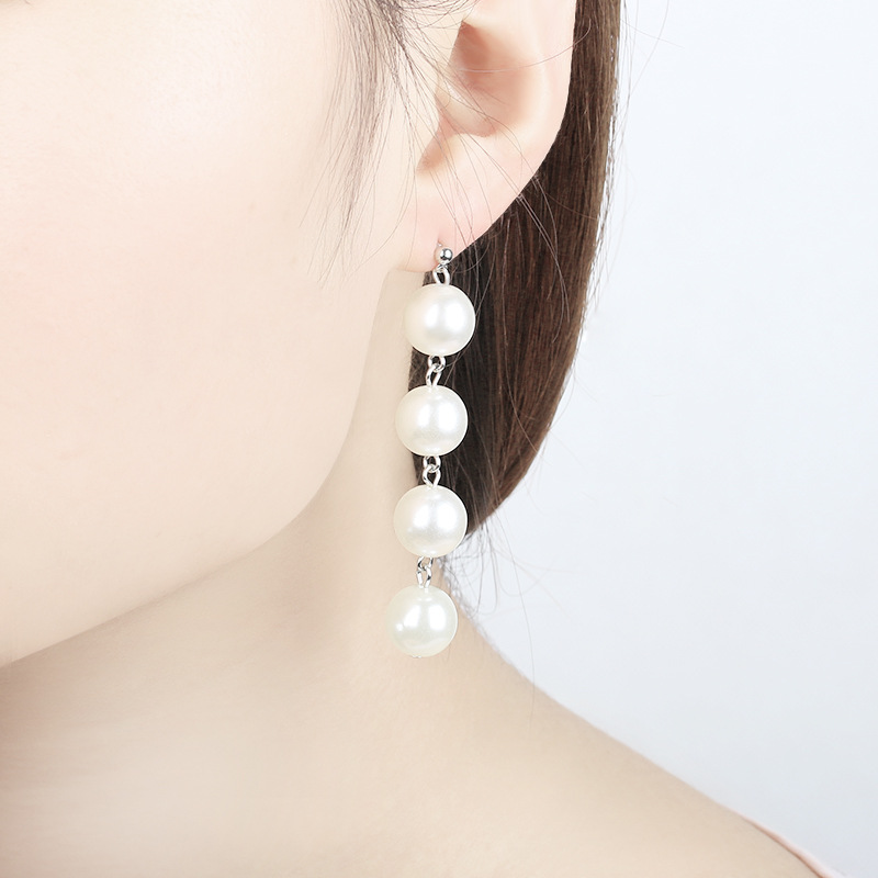 Japan Und Südkorea All-match Einfache Temperament Perlen Ohrringe Übertrieben Große Perlen Quaste Lange Ohrringe Cross-spiegel Schmuck Großhandel display picture 2