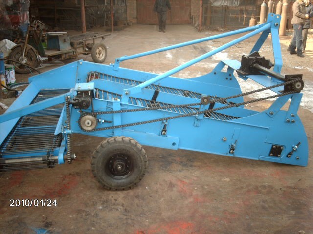 厂家供应双行抛撒土豆收获机4U 2土豆马铃薯收获机