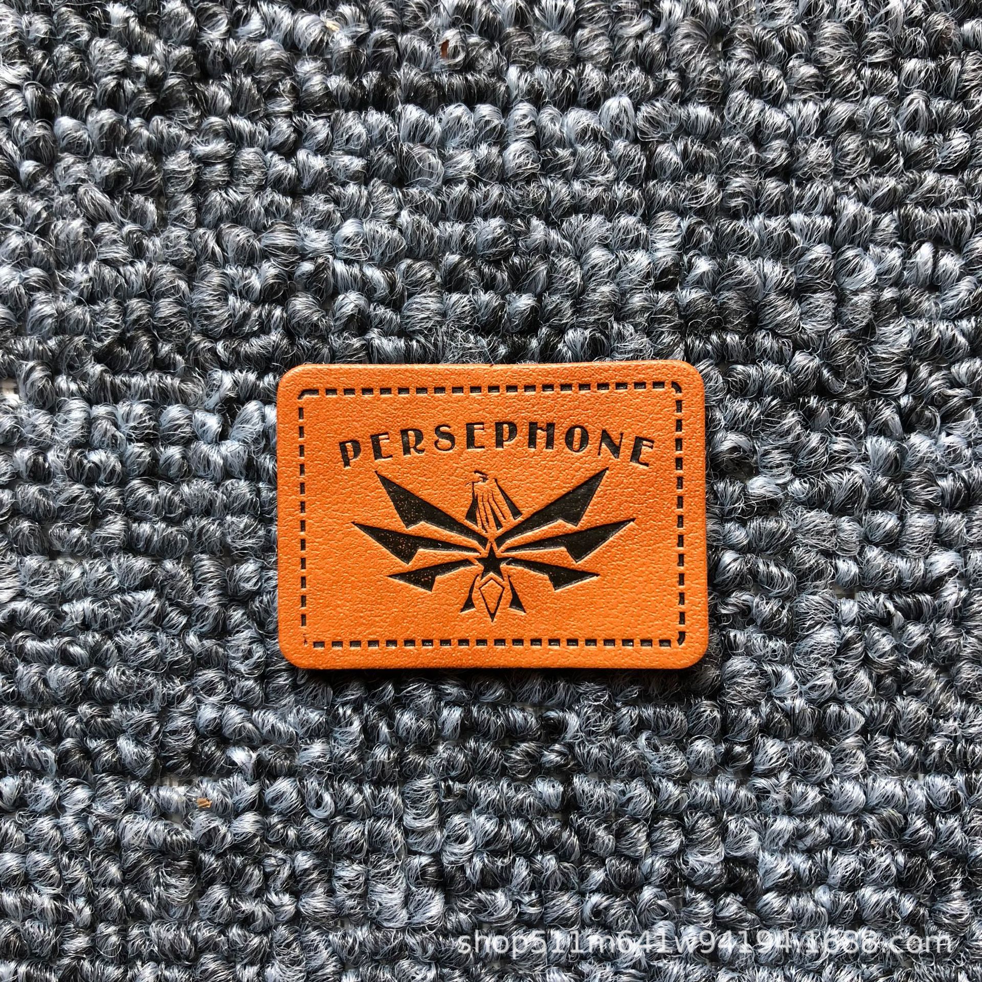 Los fabricantes suministran ropa para hombres y mujeres en stock Logotipo de cuero de PU Logotipo de cuero que hace accesorios de ropa sombrero etiqueta pequeña