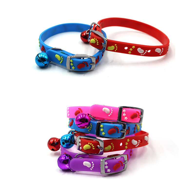 Nuevo collar de mascotas collar de gatos collar de silicona con campana collar de huellas de pies collar de perros pequeños artículos para perros y gatos