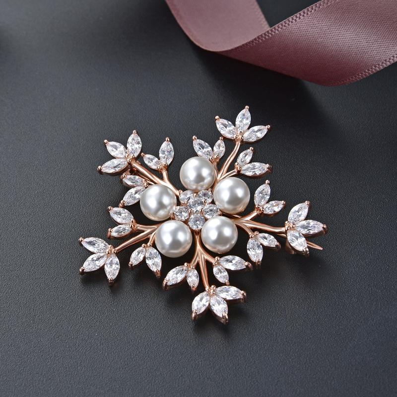 S925 plata esterlina copo de nieve perla broche mujer de gama alta elegante traje chaqueta suéter pin ramillete decorativo accesorios