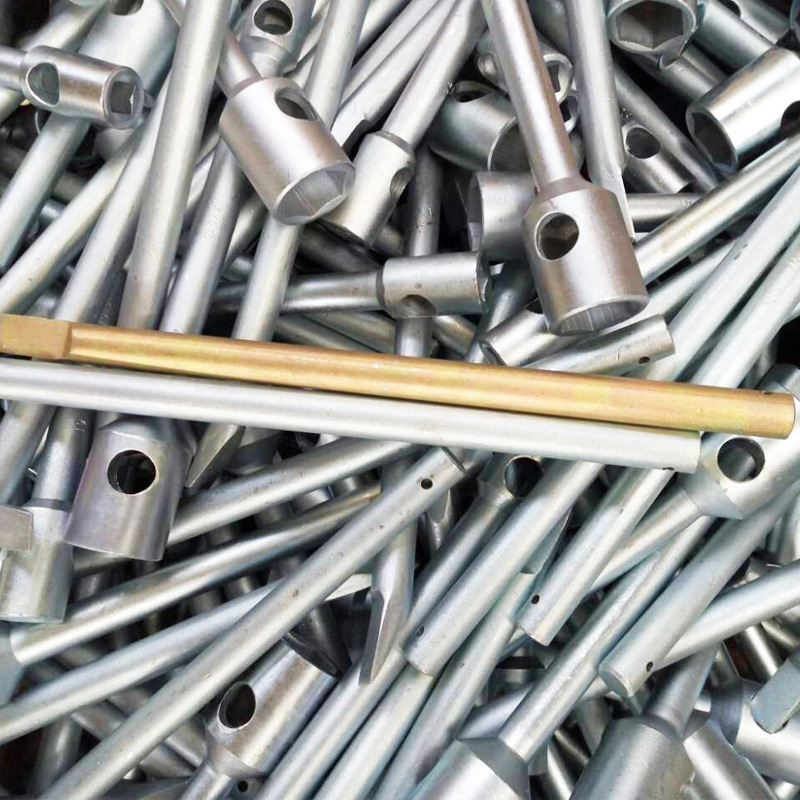 临朐龙威汽车工具专业生产手动轮胎套筒 加力杆及配套工具等