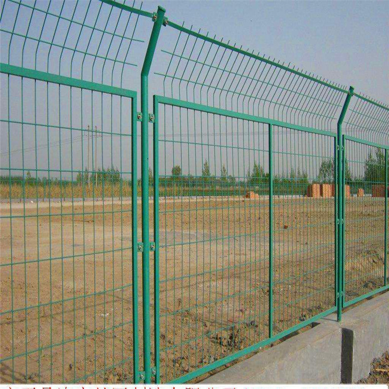 高速公路护栏网 包塑铁丝网 养殖围栏网批发 光伏电站防护网定制