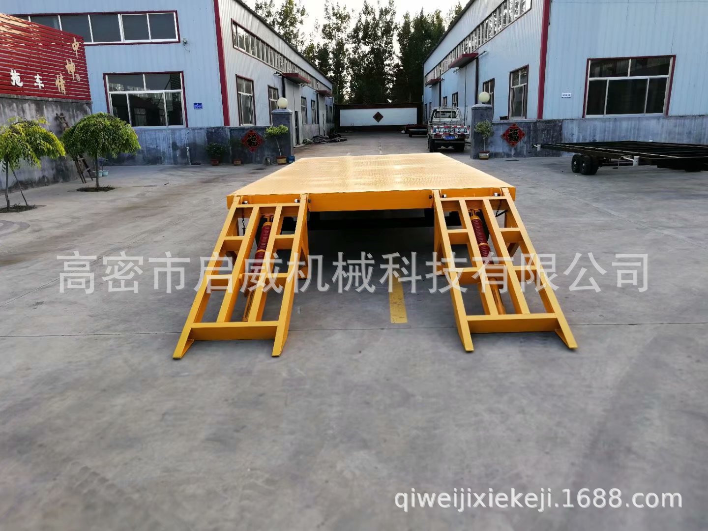 厂家供应  20吨牵压路机引平板拖车  机械爬梯    低台面设计