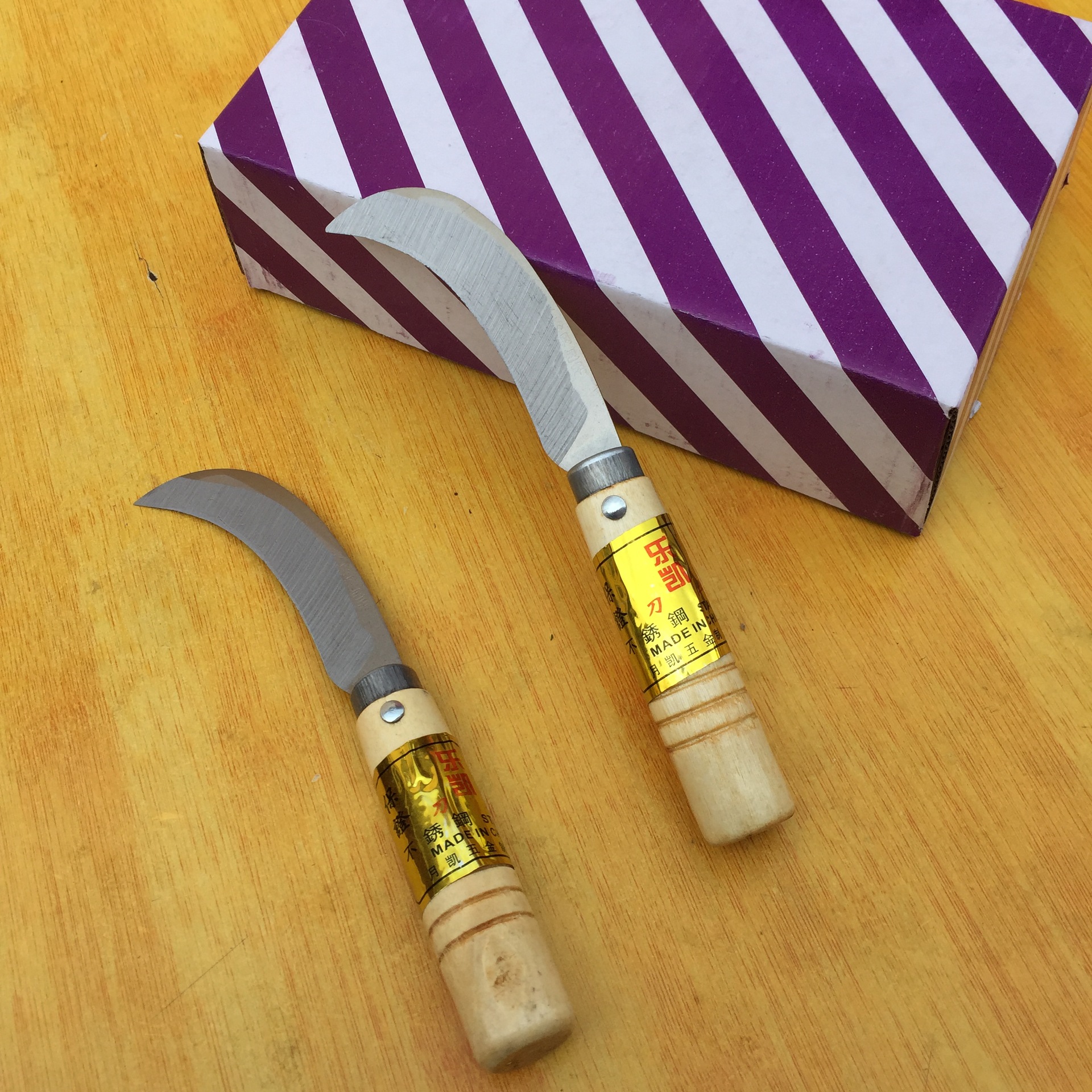 [厂家直销】不锈钢菠萝刀木柄菠萝刀香蕉刀水果刀打皮刀