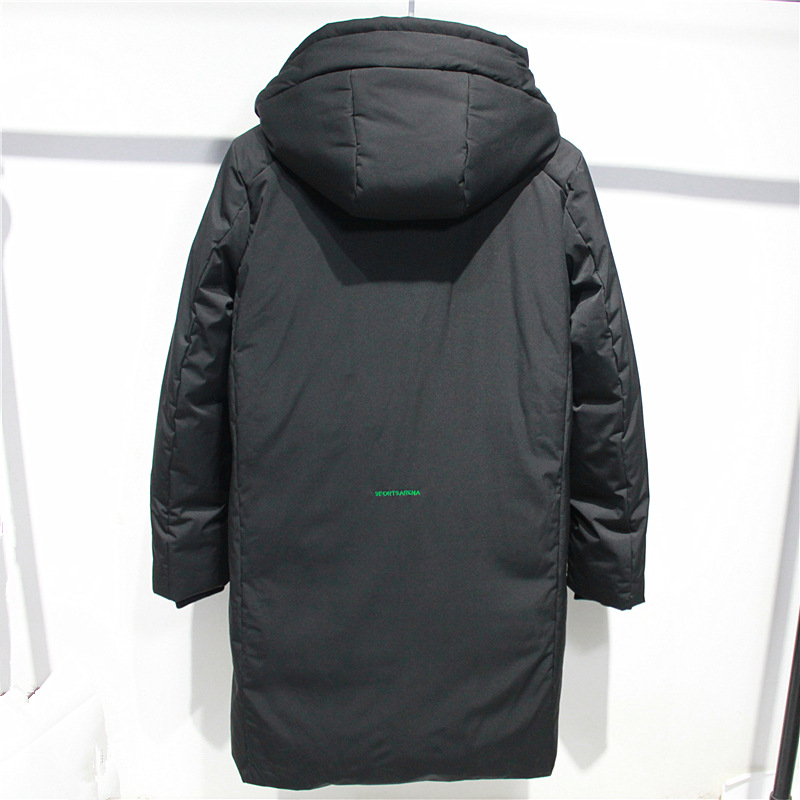 长款绿色刺绣羽绒服