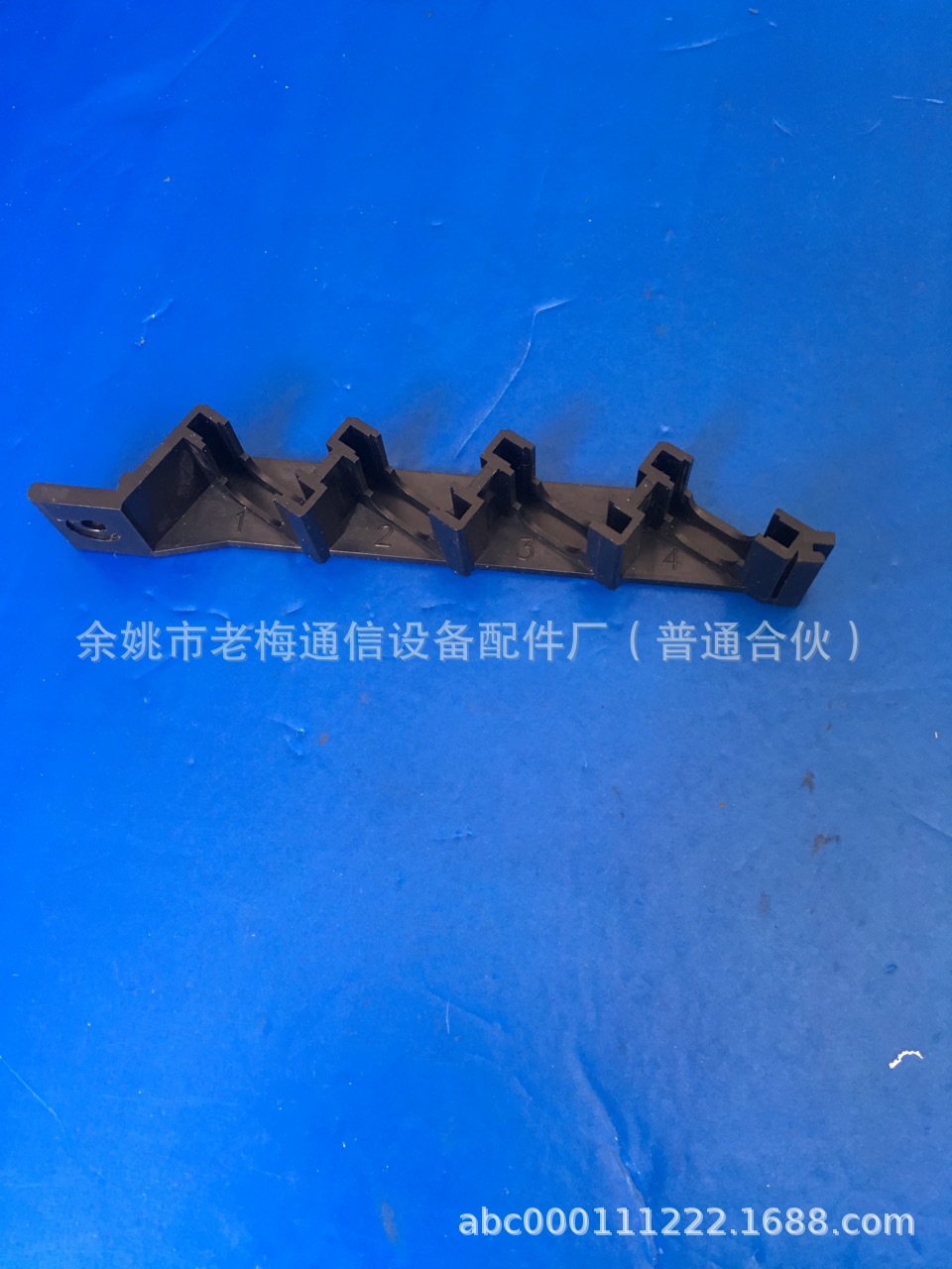 4位法兰卡条(长113*高16*宽18)、皮线光缆终端盒、单联光缆固定座