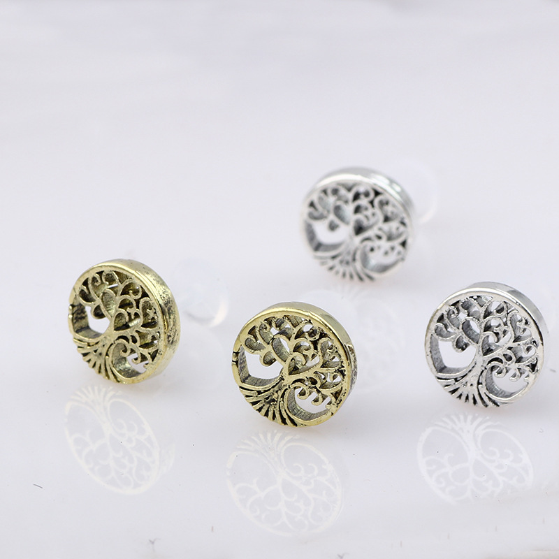Silver pointed spike labret stud material detail