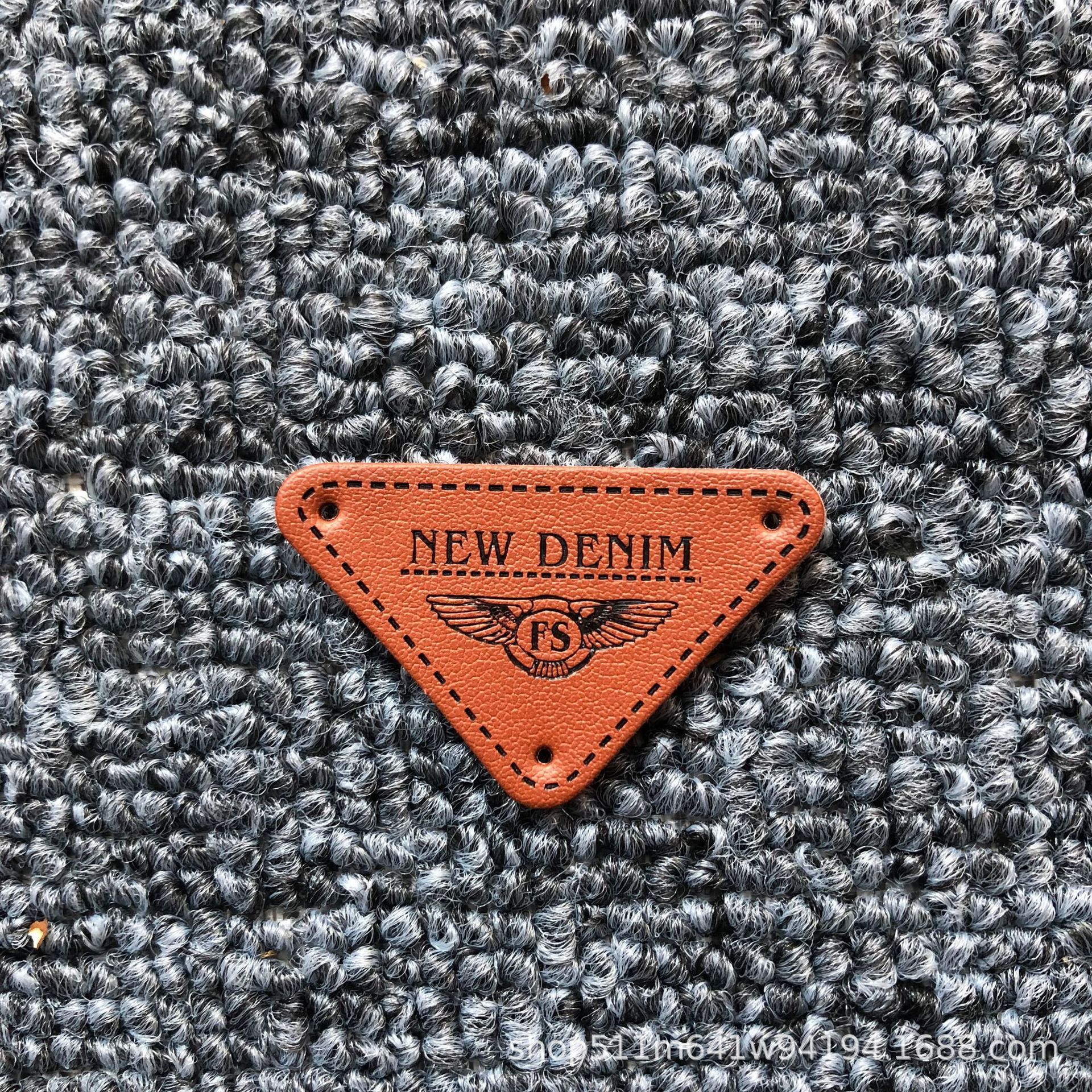 Los fabricantes suministran ropa para hombres y mujeres en stock Logotipo de cuero de PU Logotipo de cuero que hace accesorios de ropa sombrero etiqueta pequeña