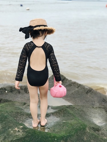 Baby girl's sun-protective, long-sleeved, lace one-piece swimsuit for Korean parent-child swimming, suitable for vacation and mother-daughter beachwear.