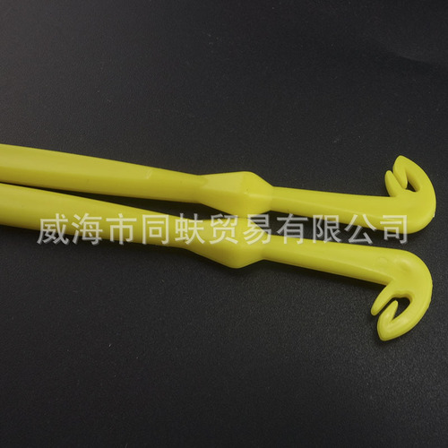 Popular sea fishing and rock fishing hook remover 2 pieces in a pack yellow plastic hook remover portable hook remover fishing gear manufacturer wholesale
