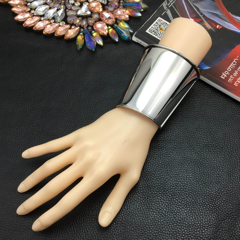 Eenvoudige Stijl Woon-werkverkeer Effen Kleur Legering Galvaniseren Verguld Vrouwelijk Armband display picture 6