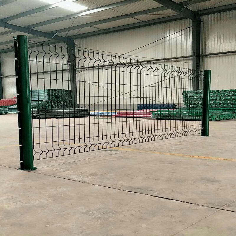 厂家直销：三角折弯护栏网 桃形柱护栏网 道路围栏网 公路防护网