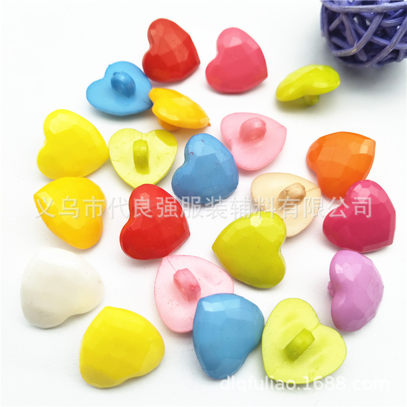 现货供应糖果色桃心卡通纽扣 手工DIY有脚心形塑料纽扣装饰爱心扣