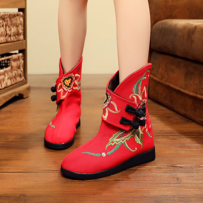 Autumn and winter new pattern Ethnic style Embroidered shoes Old Beijing cloth shoes Plush Warm boots Thick cotton Cloth shoes wholesale