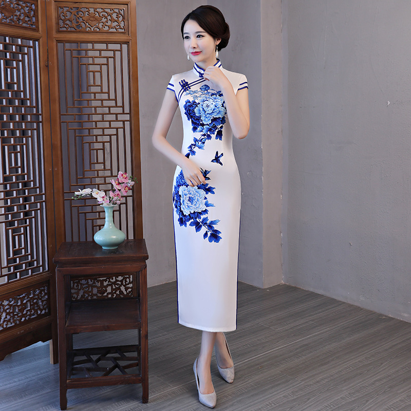 旗袍长款优雅年轻款少女2022春款改良复古中国风走秀纯白色青花瓷