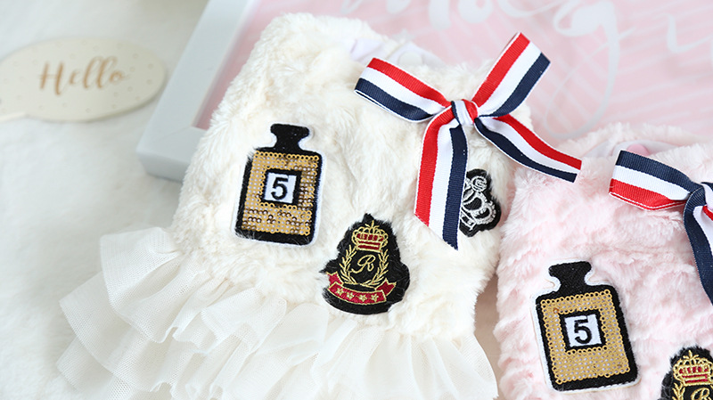 三色带徽章纱纱裙