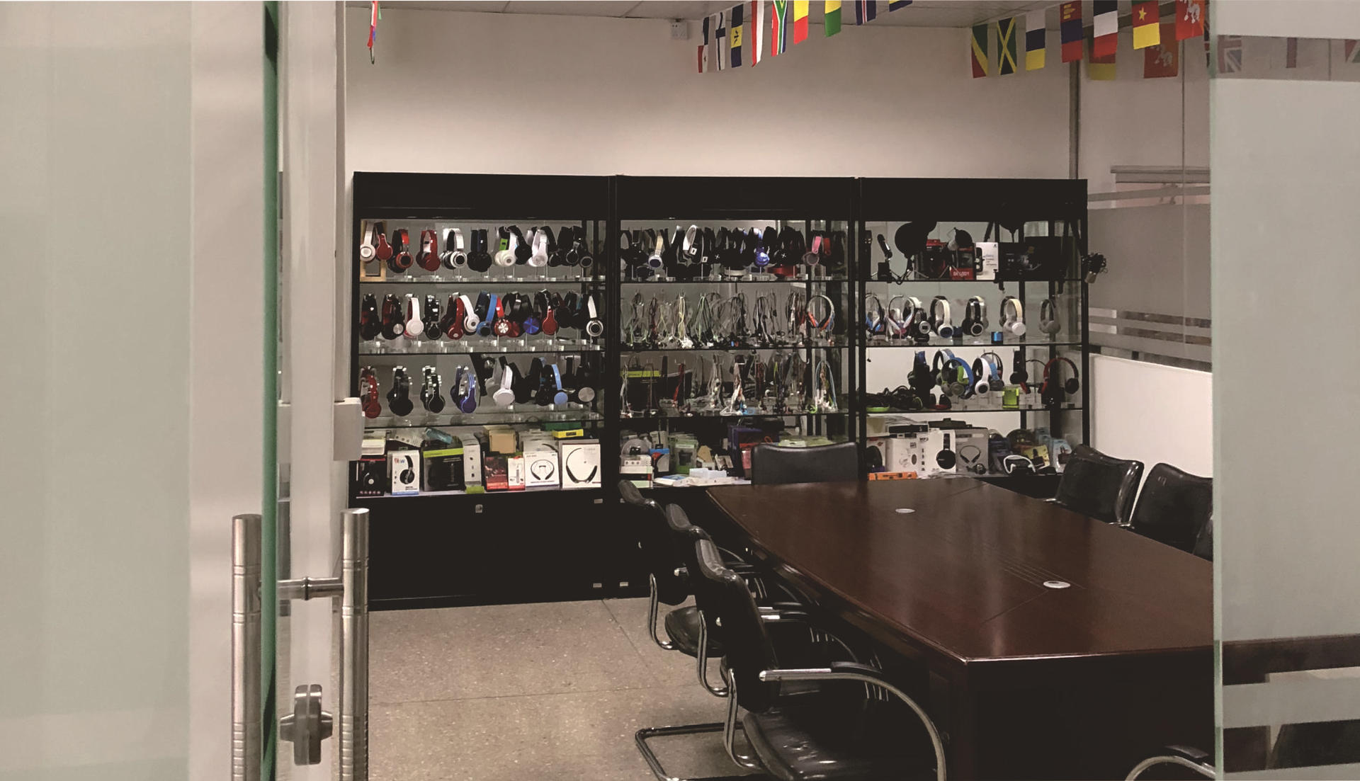 Headset sample room s