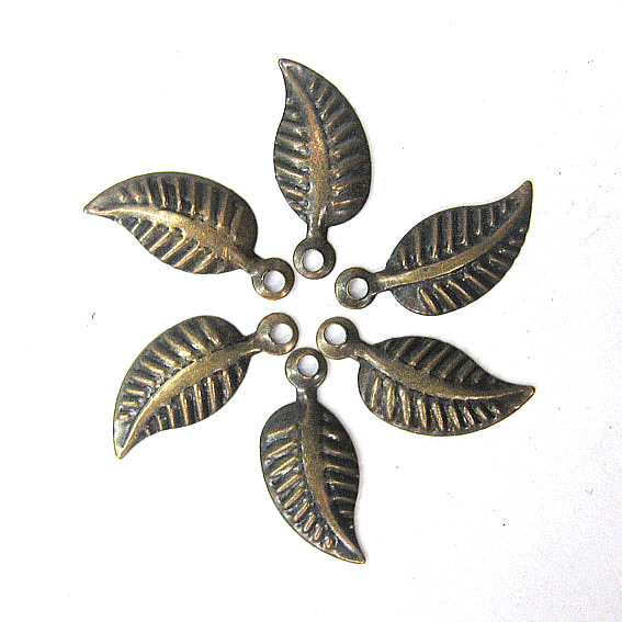 供应带吊树叶铜片 批发服装辅料 厂家直销多种金属辅料