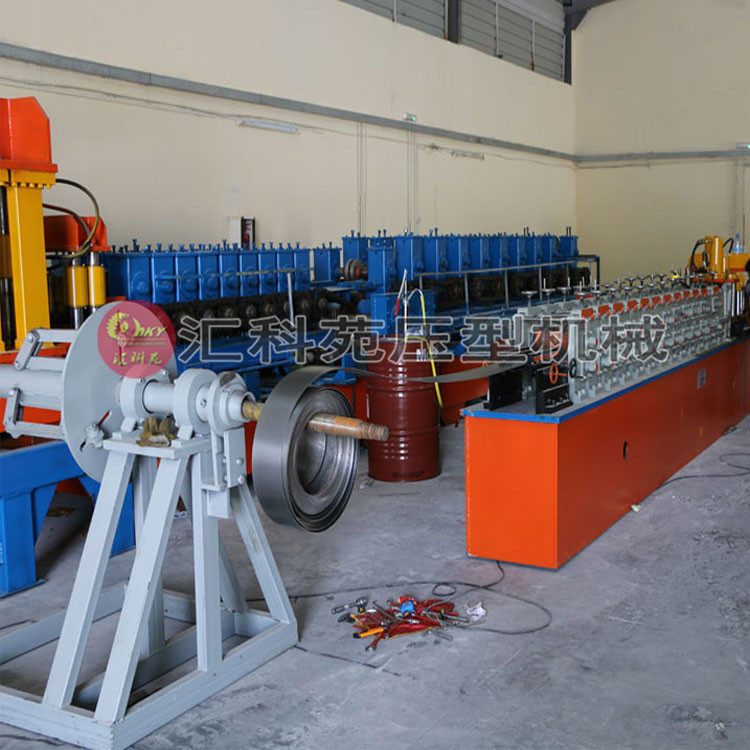 太阳能光伏支架生产设备 全自动光伏支架压型机 C型槽冷弯成型机