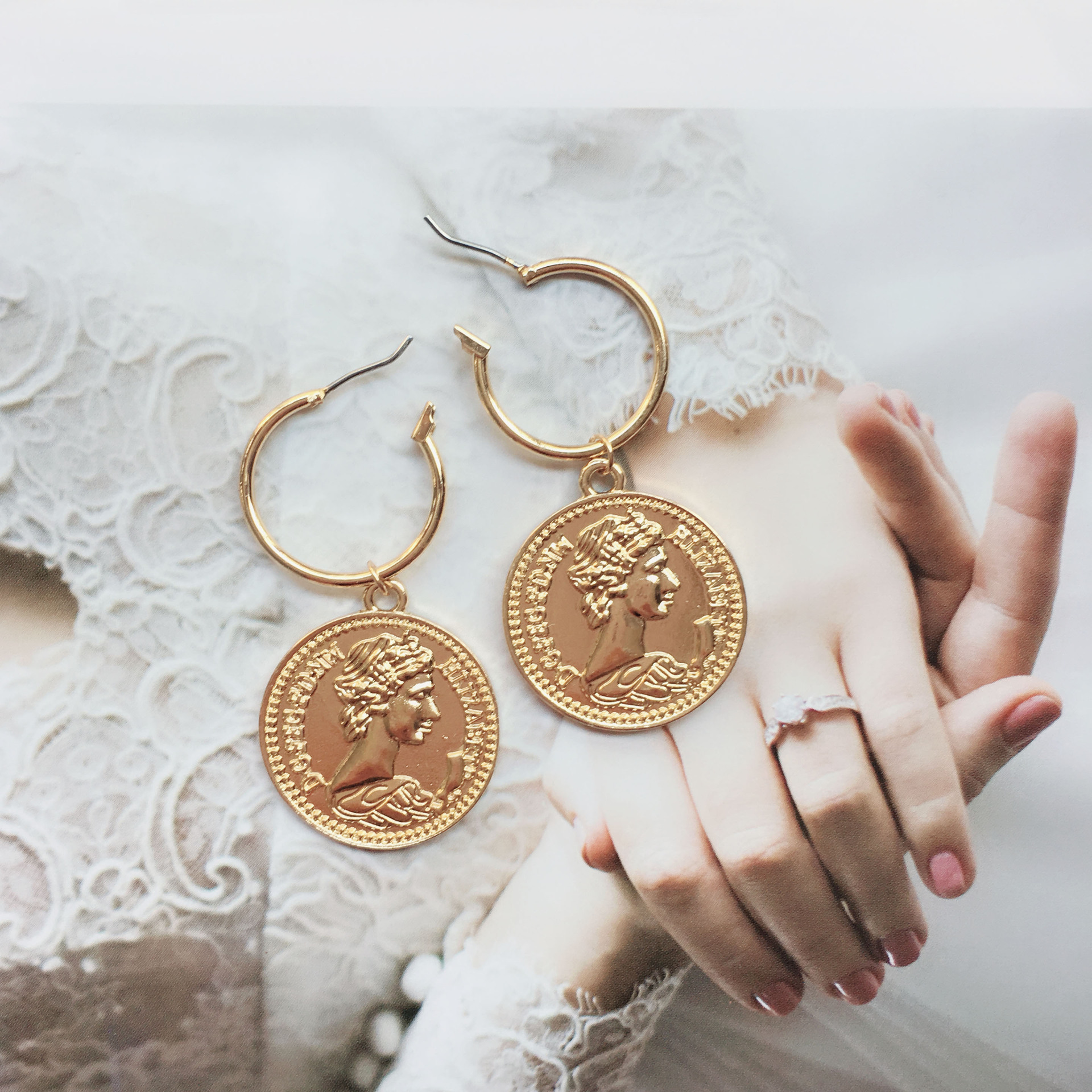 New Retro Coin C-shaped Gold Coin Tassel  Fashion Exquisite Earrings display picture 5