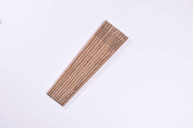 Sáng tạo mới gỗ đàn hương đỏ chữ cánh đũa gỗ đũa may mắn mỗi năm có hơn 10 cặp đóng hộp Đũa