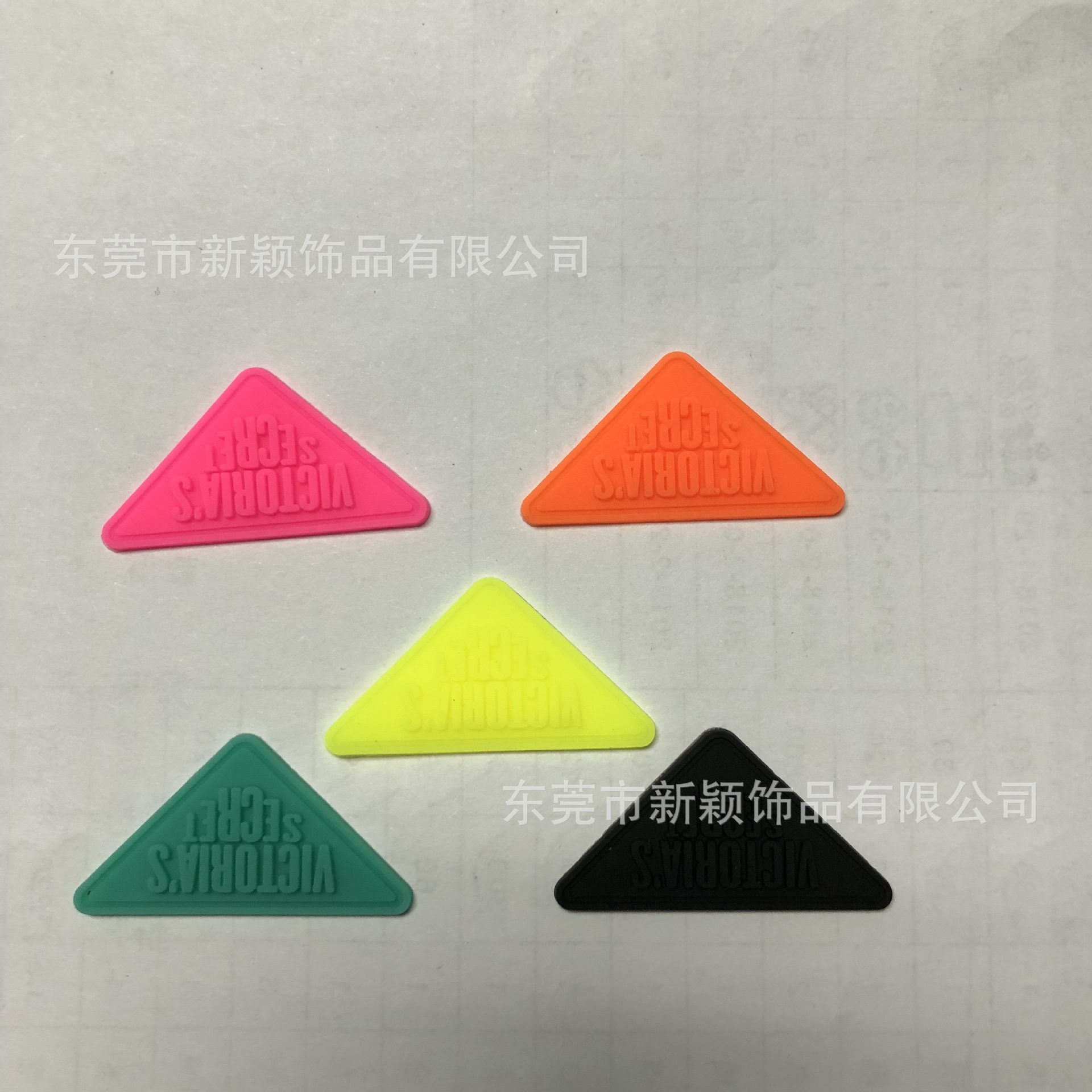 厂家供应硅胶PVC软胶滴胶卡公仔鞋材胶章拖鞋商标夜光魔术贴胶章