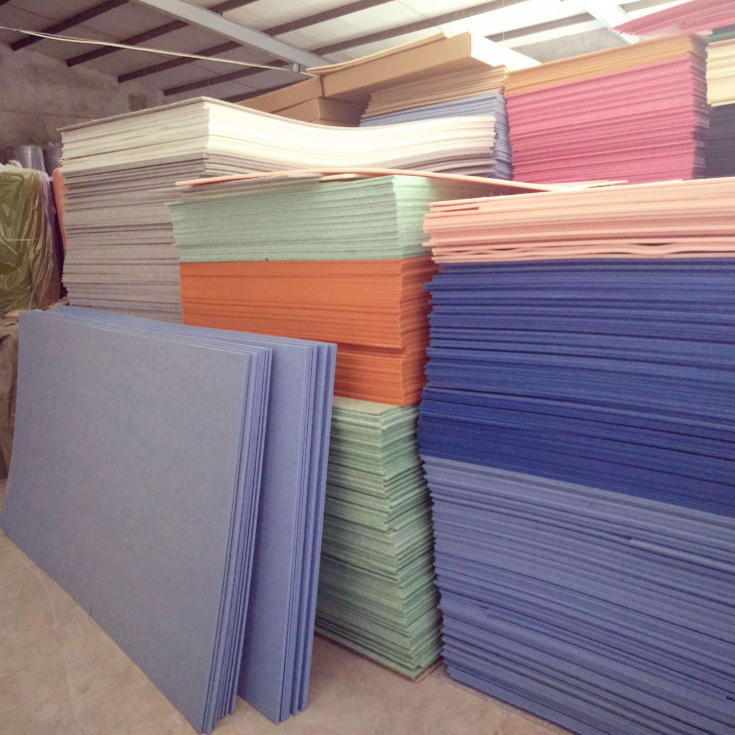 Material de decoración de pared de tablero de absorción de sonido de fibra de poliéster sala de piano de jardín de infantes
