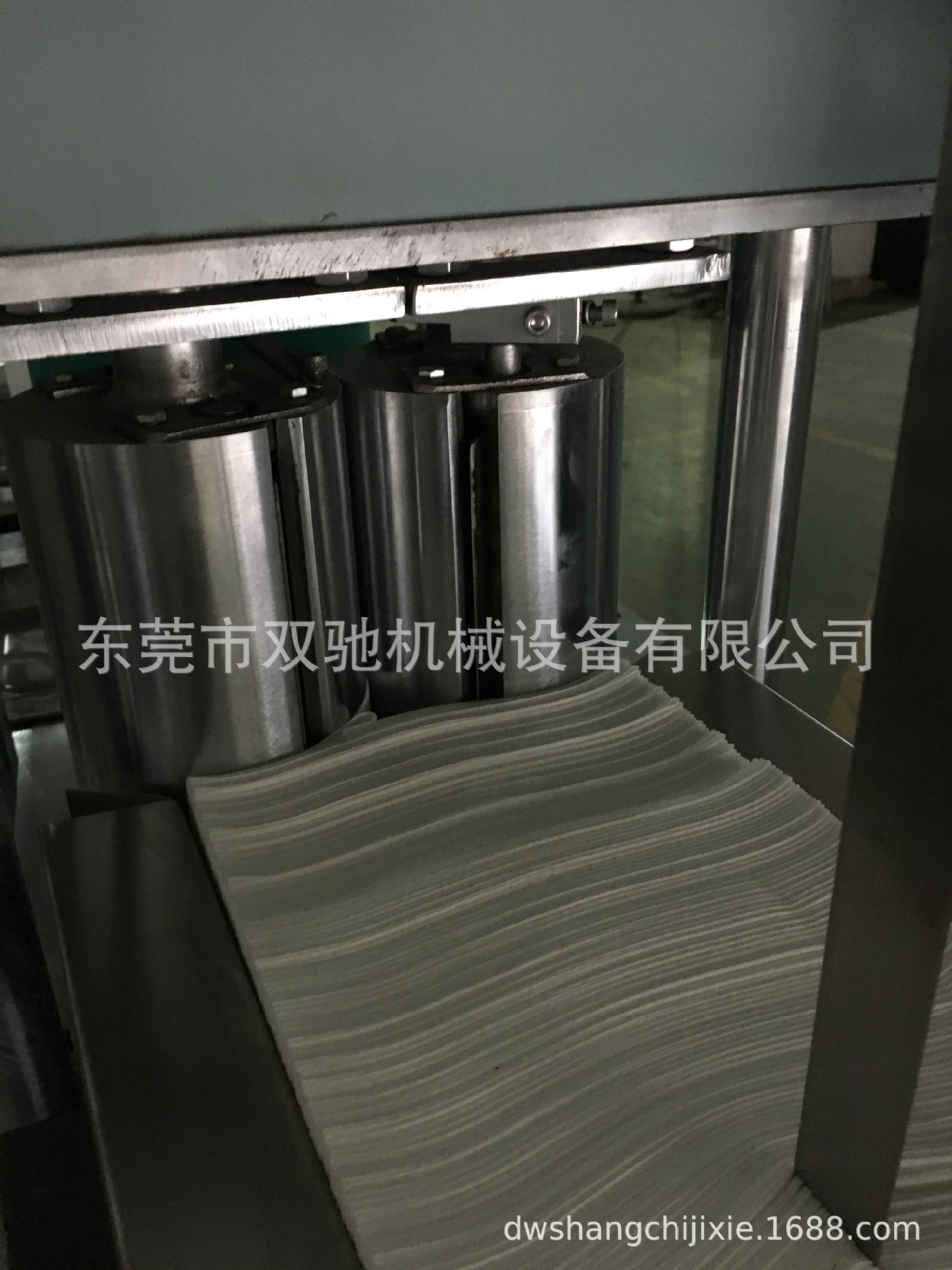 厂家直销压花折叠机 无纺布彩印折叠机 无纺布湿巾压花折叠机