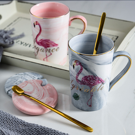 Đơn giản Flamingos Gift Set cốc tùy chỉnh gốm với nắp cốc với một muỗng màu cẩm thạch Đánh dấu món quà bán buôn Bộ cốc