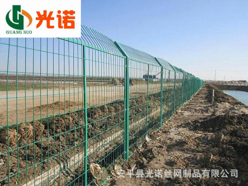 隔离网高速公路隔离栅栏圈地果园绿色铁丝网养殖护栏网菱形钢板网