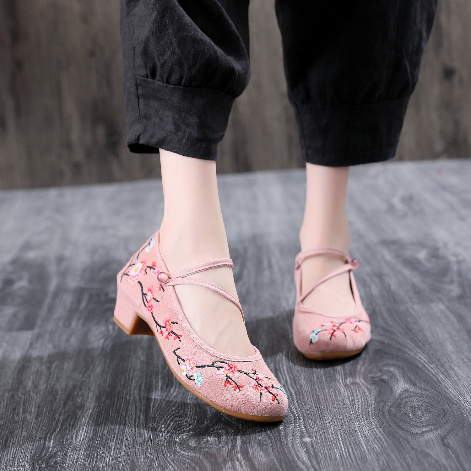 Special handling shoes embroidered shoes female old Beijing cloth shoes national wind and women's shoes in the shallow dance shoes