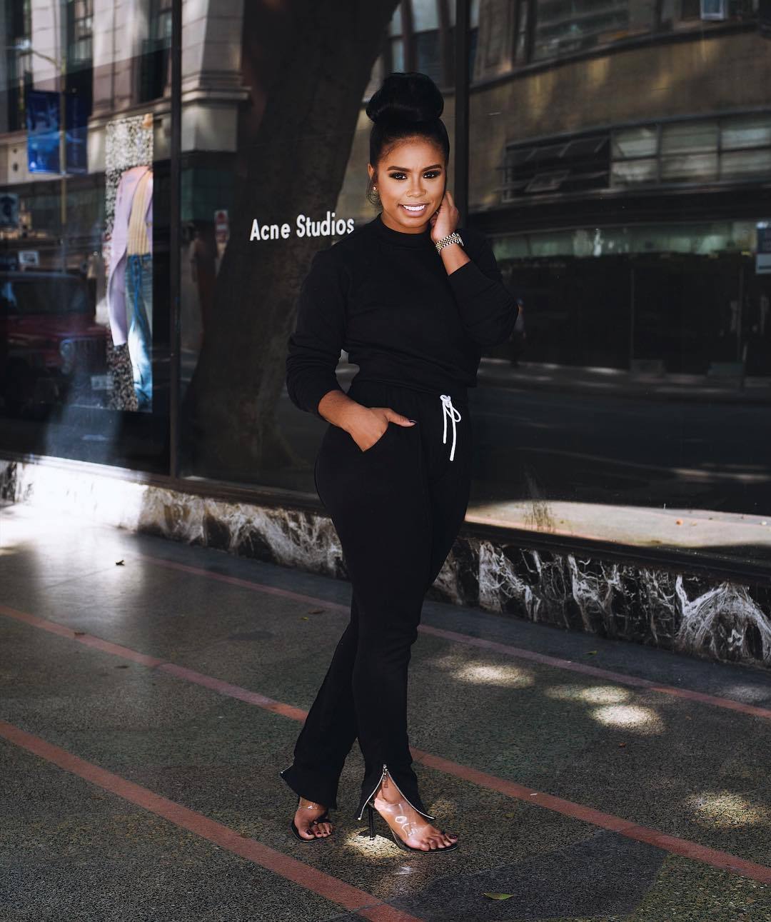 43318835_1959031724397266_6144