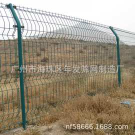 浸塑焊接网片 草绿色三角折弯护栏网片 园区隔离护栏桃型柱护栏