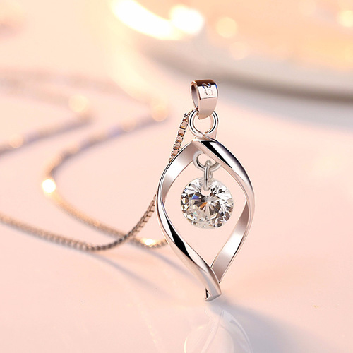 Japanese and Korean version of simple silver jewelry rotating love elegant necklace for women fashionable zircon twist fashion necklace pendant