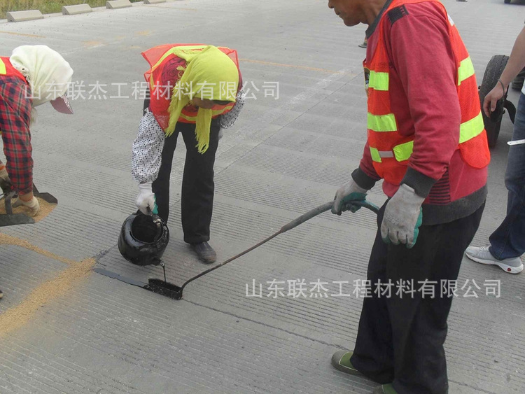天津沥青灌缝胶厂家生产销售路面裂缝修复
