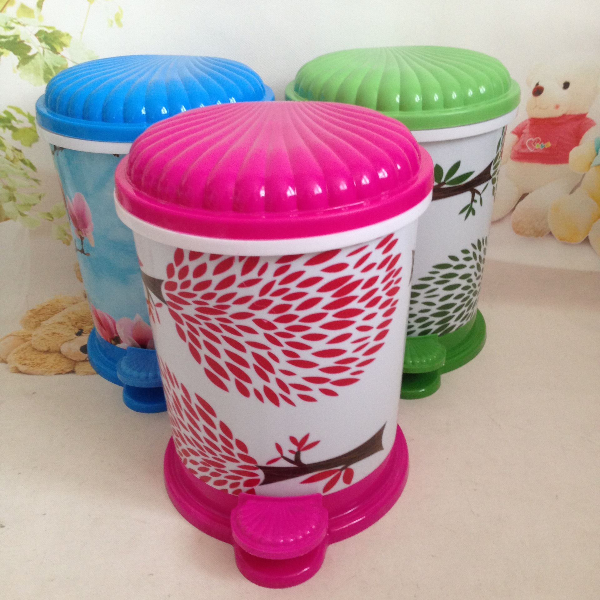 Fashionable creative plastic garbage can for home use